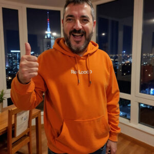 Jacobo con cara alegre y el dedo pulgar de la mano derecha haciendo la señal de OK